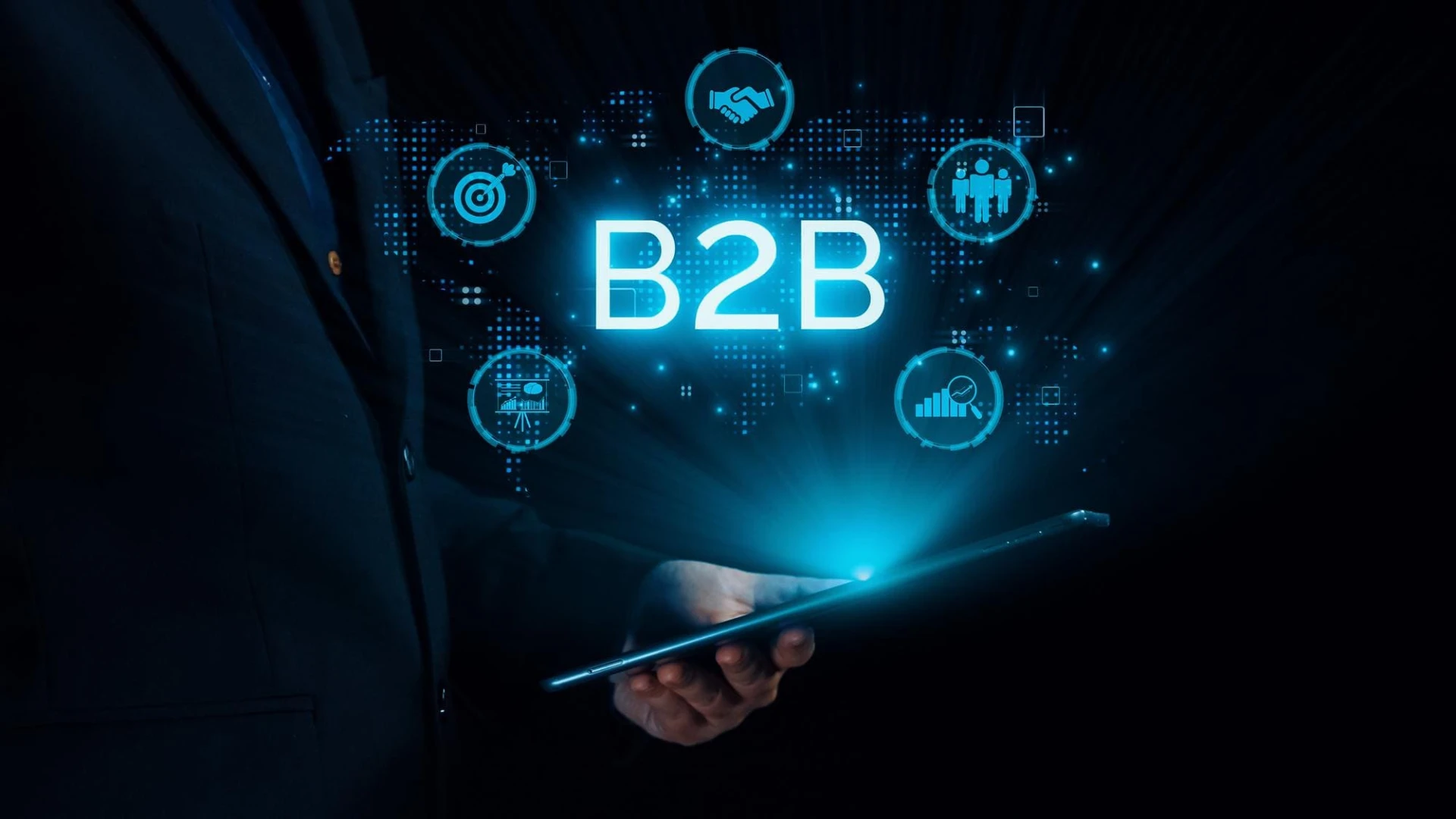 Montagem de elementos importantes do marketing digital B2B flutuando ao redor da palavra projetada de um notebook na mão de um executivo de negócios.