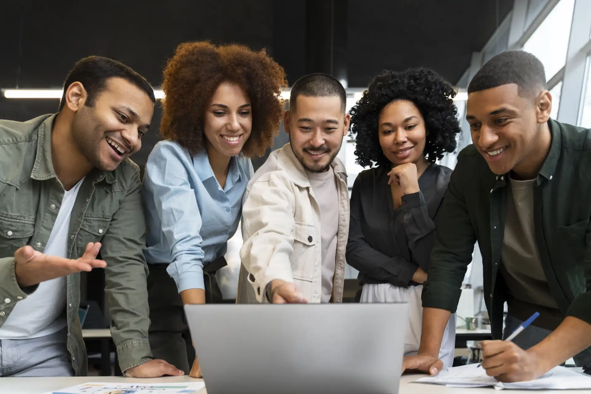 Foto de profissionais de marketing e vendas de uma empresa B2B trabalhando juntos, em sinal de alinhamento, colaboração e sinergia entre as áreas.