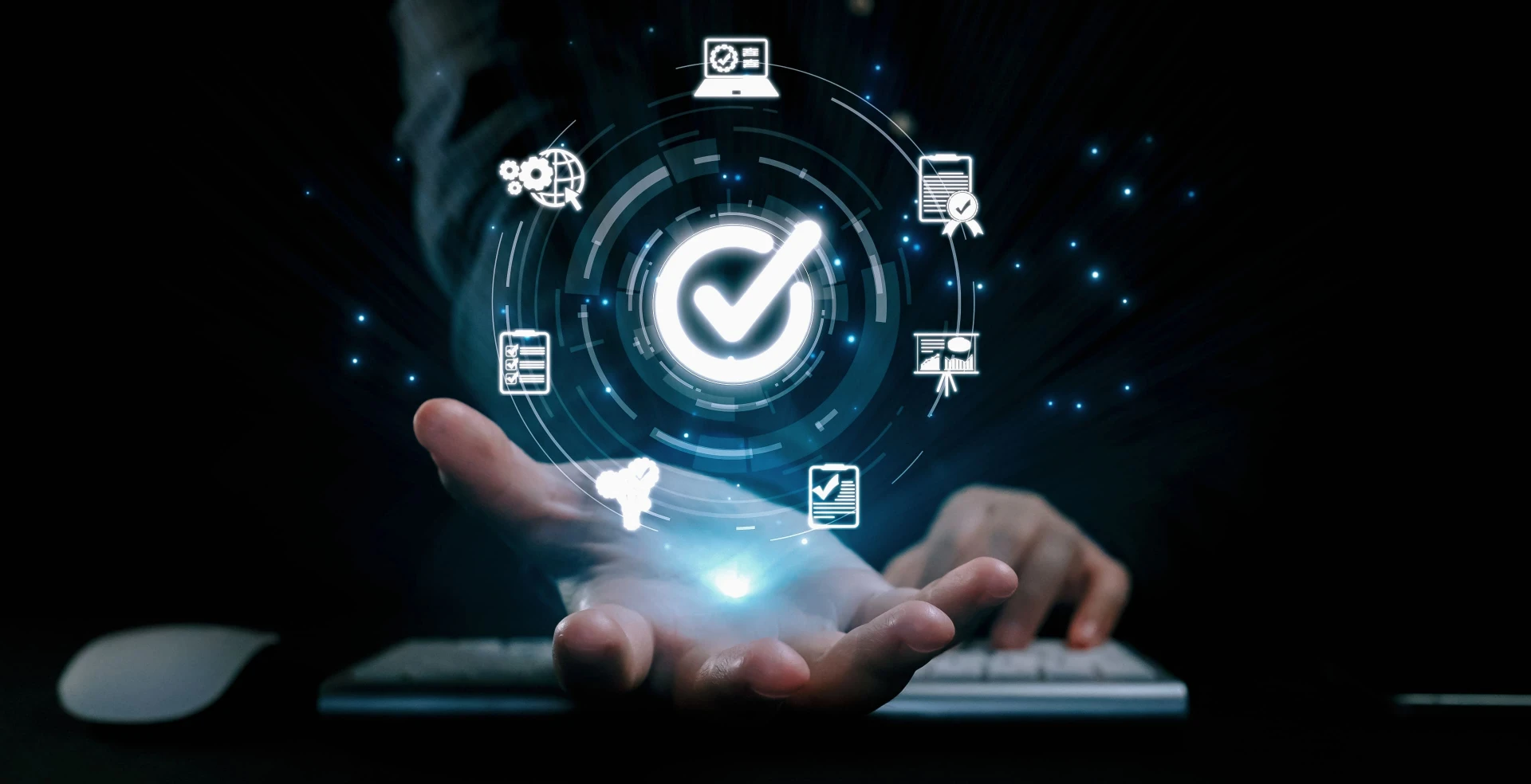 Foto de uma mão aberta com ícones flutuando em ciclo, representando o conceito de Flywheel Marketing para empresas B2B.