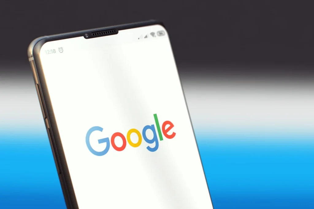 Foto de um smartphone com o logotipo do Google na tela.