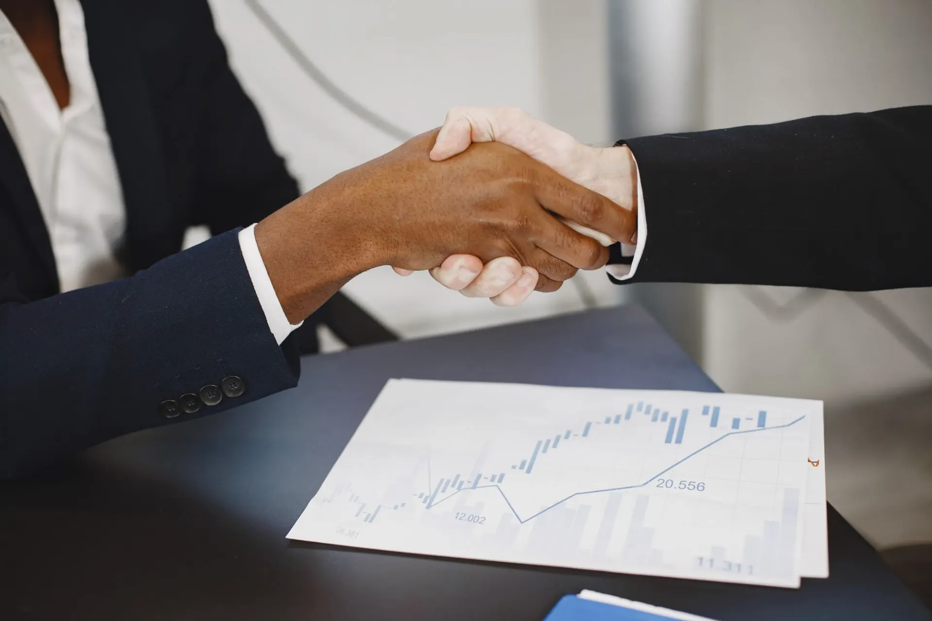 Foto de um aperto de mãos entre empresários, representando a parceria de negócios da Agência Mutum, especialista em gerar demanda qualificada via Marketing B2B, com empresas de SaaS, tecnologia, indústria, engenharia, construção civil e outros setores B2B técnicos.