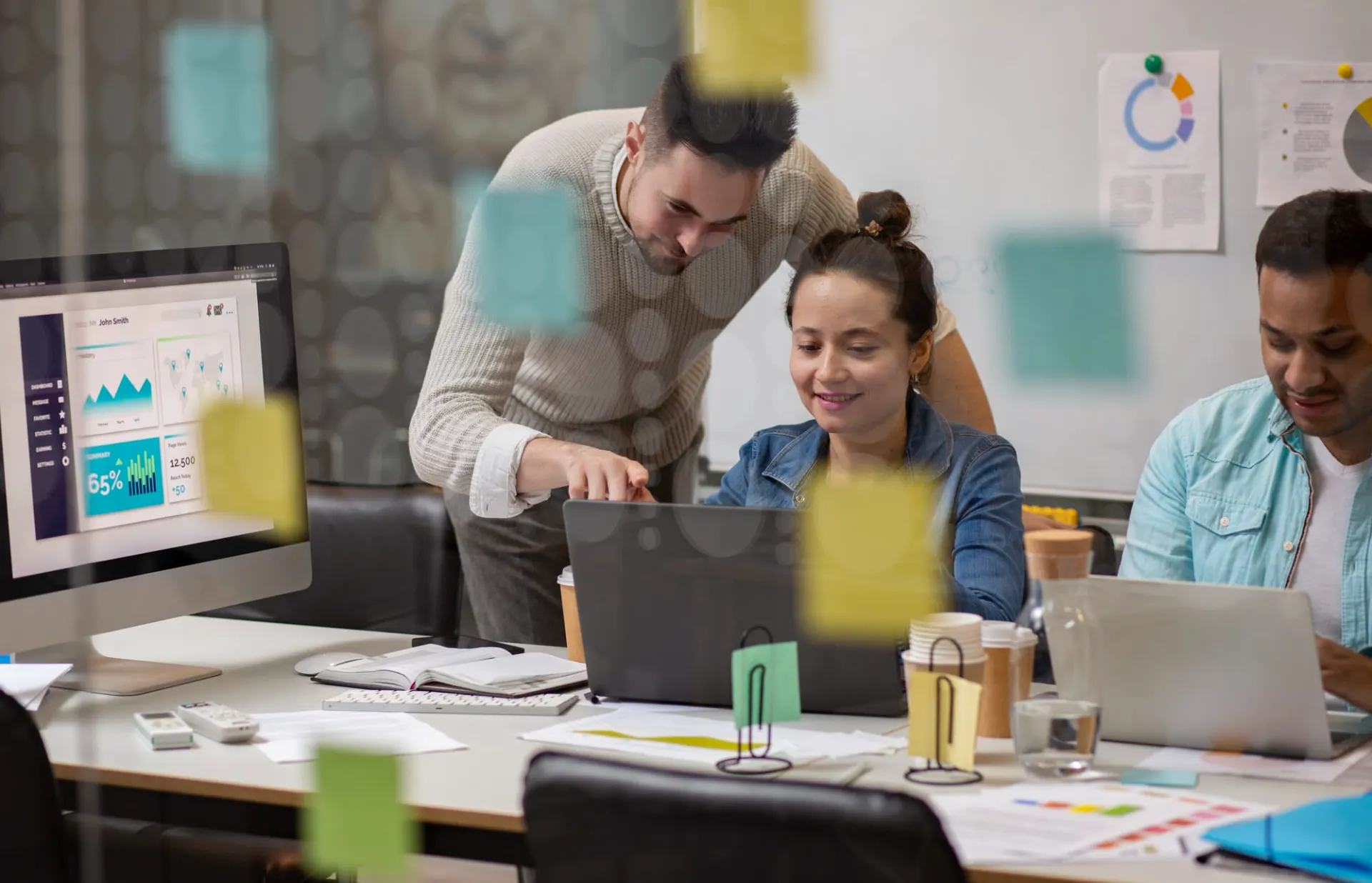 Foto da equipe de Marketing B2B de uma agência especializada em Inbound Marketing trabalhando em equipe para entregar o melhor resultado para clientes de tecnologia, indústria, engenharia, construção civil etc.