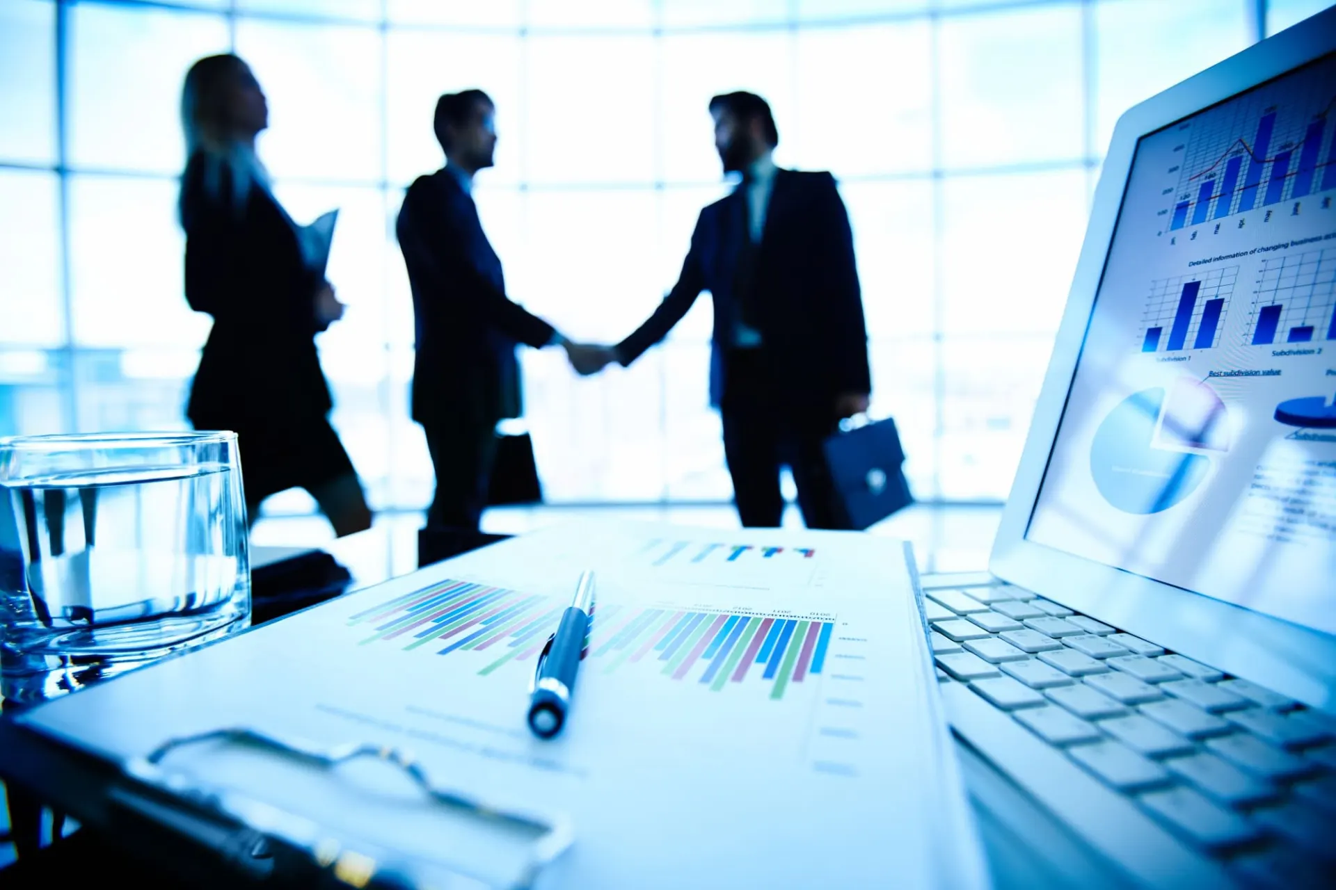 Foto de profissionais de marketing B2B fechando o contrato entre a agência, que fica em São Paulo, e uma empresa que vende para outras empresas.