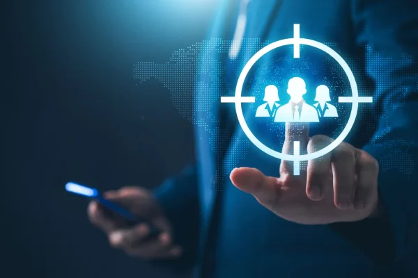Imagem de um profissional de abm usando tecnologia com foco em tomadores de decisão, representando a o público-alvo específico do account based marketing.