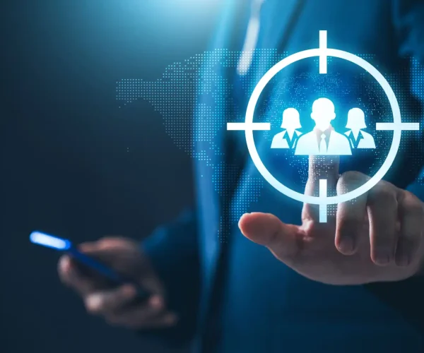 Imagem de um profissional de abm usando tecnologia com foco em tomadores de decisão, representando a o público-alvo específico do account based marketing.