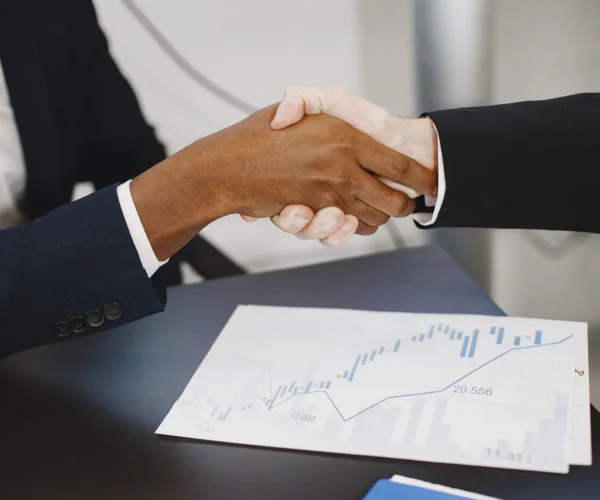Foto de um aperto de mãos entre empresários, representando a parceria de negócios da Agência Mutum, especialista em gerar demanda qualificada via Marketing B2B, com empresas de SaaS, tecnologia, indústria, engenharia, construção civil e outros setores B2B técnicos.