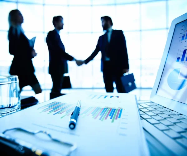 Foto de profissionais de marketing B2B fechando o contrato entre a agência, que fica em São Paulo, e uma empresa que vende para outras empresas.