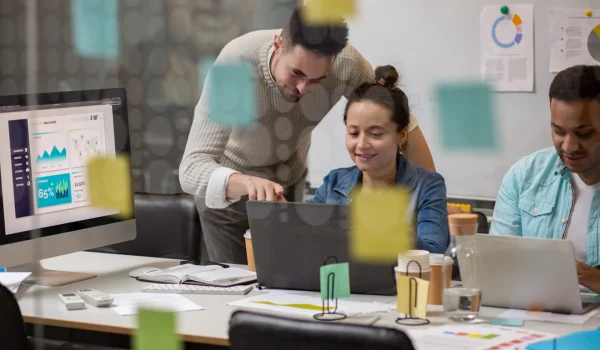 Foto da equipe de Marketing B2B de uma agência especializada em Inbound Marketing trabalhando em equipe para entregar o melhor resultado para clientes de tecnologia, indústria, engenharia, construção civil etc.