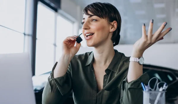 outbound-marketing-b2b-blog-agencia-mutum Mulher em ligação em ambiente de escritório, fazendo prospecção ativa de um cliente B2B, representando uma abordagem do outbound marketing.