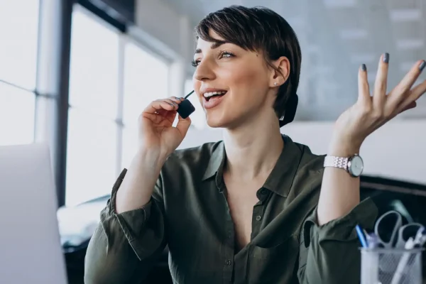 Mulher em ligação em ambiente de escritório, fazendo prospecção ativa de um cliente B2B, representando uma abordagem do outbound marketing.