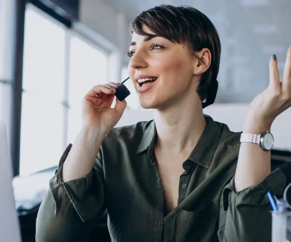 Mulher em ligação em ambiente de escritório, fazendo prospecção ativa de um cliente B2B, representando uma abordagem do outbound marketing.